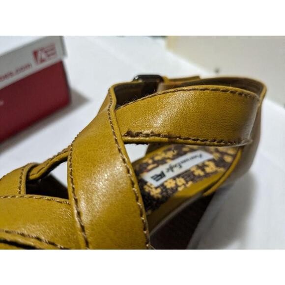 American Eagle Women's Yellow strappy Sandals Size 7.5 - Picture 8 of 9